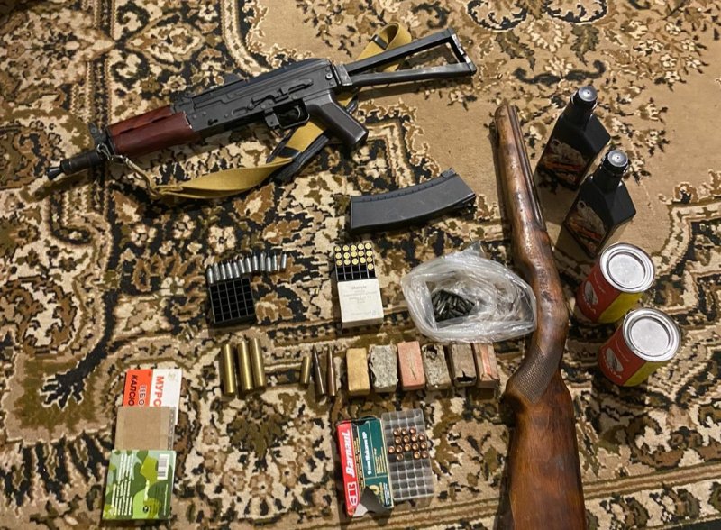 В Чувашии в жилом доме в Ядринском округе сотрудники полиции обнаружили и изъяли боеприпасы и взрывчатые вещества